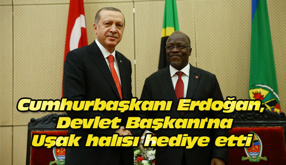 Cumhurbaşkanı Erdoğan, Devlet Başkanı'na Uşak halısı hediye etti