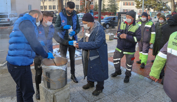Uşak'ta kar mesaisi yapan personele tarhana çorbası ikram edildi