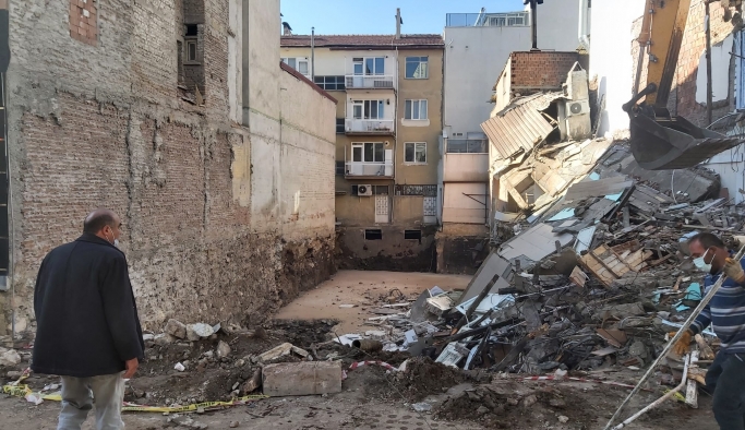 Uşak'ta temel kazarken çöken 2 katlı bina yıkıldı