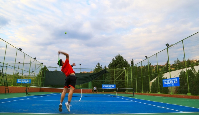 Uşak Belediyesi tenis turnuvası başladı