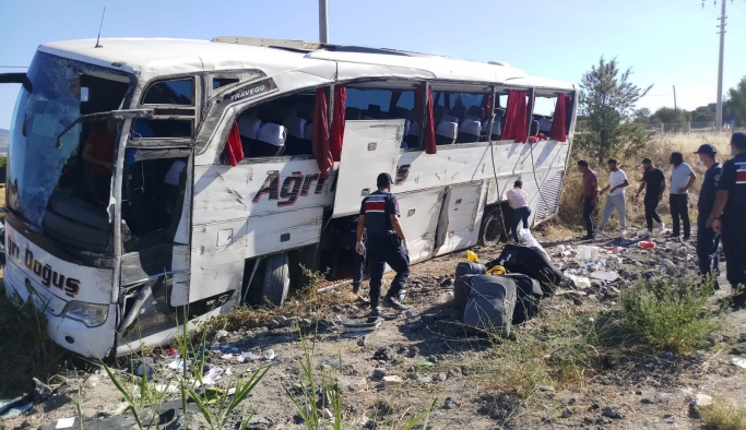 Uşak'ın Göğem kavşağında virajı alamayan yolcu otobüsü devrildi çok sayıda yolcu yaralandı