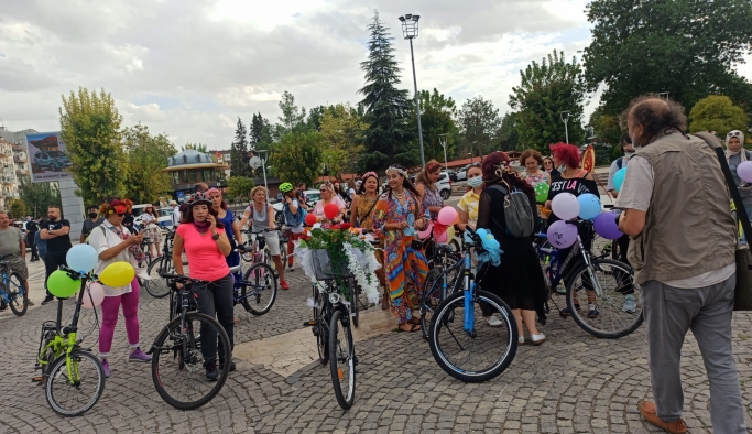 Süslü Kadınlar Bisiklet Turu’nun Uşak ayağı, 15 Temmuz Şehitleri Meydanı’ndan Ata Park’a kadar yapıldı