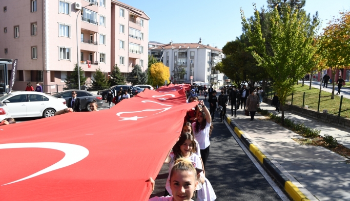 Uşak'ta, 29 Ekim Cumhuriyet Bayramı dolayısıyla kortej yürüyüşü gerçekleştirildi