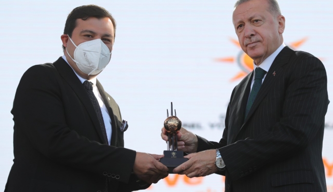 Cumhurbaşkanı Erdoğan'dan Uşak Belediye Başkanı Çakın'a ödül