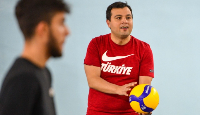 Uşak Belediye Başkanı Çakın, gençlerle voleybol oynadı