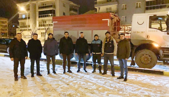 Başkan Mehmet Çakın, kar temizliği yapan personeli ziyaret etti