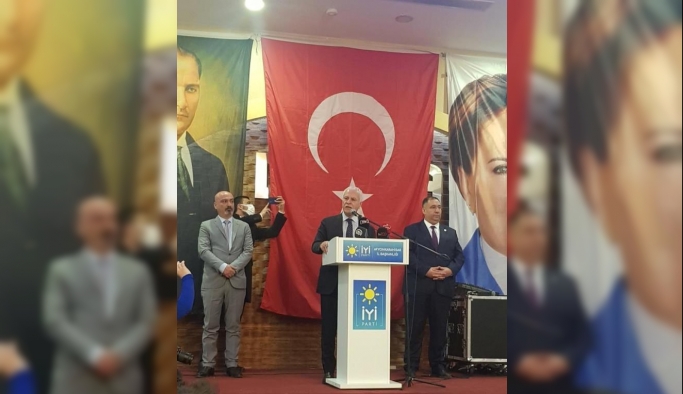 İYİ Parti'de kıyameti koparan fotoğrafta, Uşak İl Başkanı Şener Toköz'ün rahatsızlığı beden dilinden anlaşılabiliyor