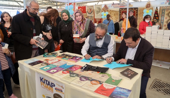 Uşak Belediyesi Kitap Fuarı, 'Ramazan Kitapla Buluşuyor' sloganı ile kapılarını açtı