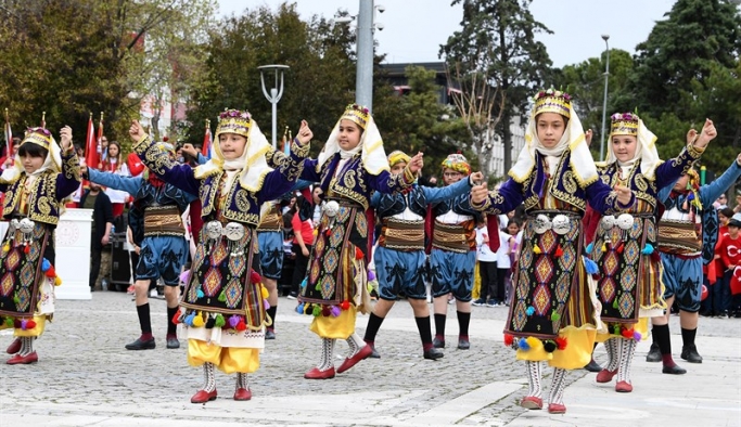 Uşak'ta, 23 Nisan Ulusal Egemenlik ve Çocuk Bayramı nedeniyle etkinlik ve törenler yapılıyor