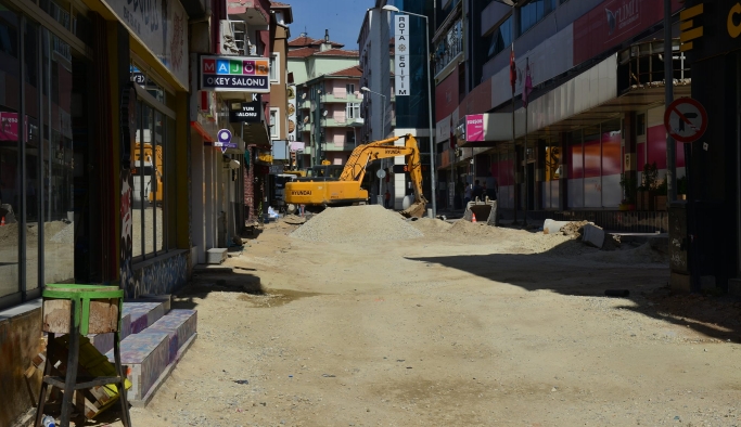 Uşak Belediyesi Fen İşleri Müdürlüğü ekipleri yayalaştırılan sokaklarda çalışma yapıyor