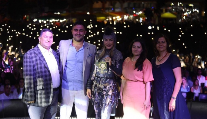 24’üncü Uluslararası Eşme Turistik Kilim Kültür ve Sanat Festivali, Hande Yener konseriyle son buldu