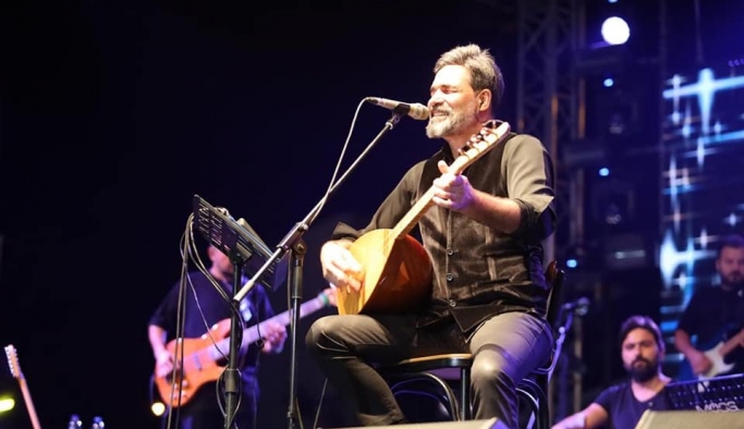 Eşme'de Uğur Işılak ve Ekin Uzunlar konserinde binlerce vatandaş keyifli anlar yaşadı