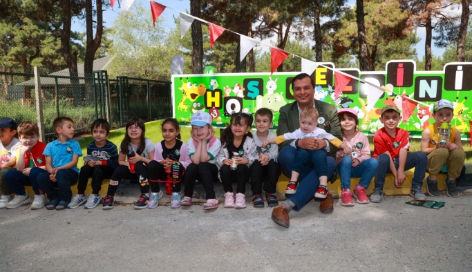 Uşak Belediye Başkanı Mehmet Çakın, çocukların karne sevincine ortak oldu