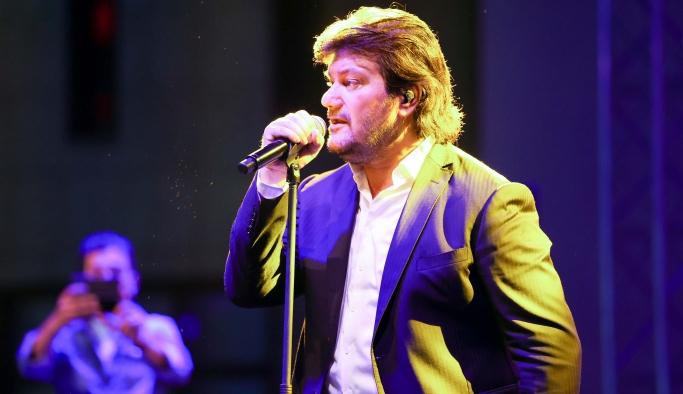 Ahmet Şafak, Uşak'ın kurtuluşunun 100. yılı için konser verdi