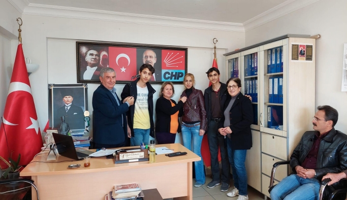 Arda, Anıl ve Emel Yönet ve Nurhan Gültekin, Uşak CHP rozeti taktı