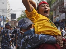 Çin'de iki Tibetli kendini yaktı